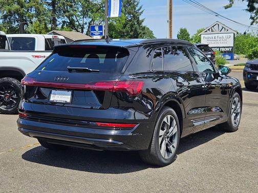 Mythos Black Metallic 2023 Audi e-tron Premium quattro