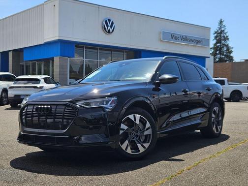 Mythos Black Metallic 2023 Audi e-tron Premium quattro