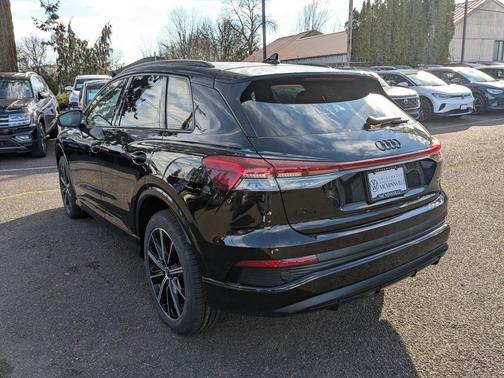 2022 Audi e-tron Premium Plus