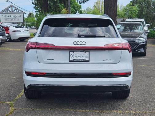 Glacier White Metallic 2023 Audi e-tron Premium quattro