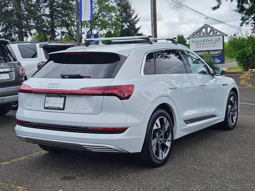Glacier White Metallic 2023 Audi e-tron Premium Plus quattro