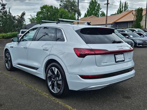 Glacier White Metallic 2023 Audi e-tron Premium Plus quattro