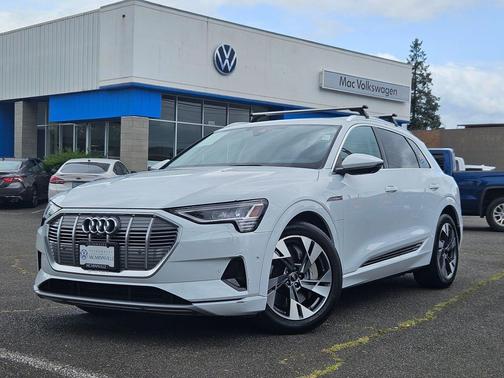 Glacier White Metallic 2023 Audi e-tron Premium Plus quattro