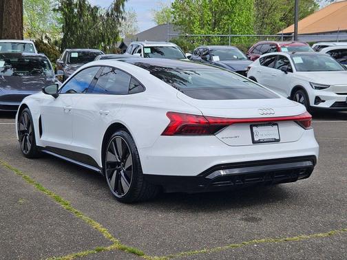 Ibis White 2023 Audi e-tron GT Prestige quattro
