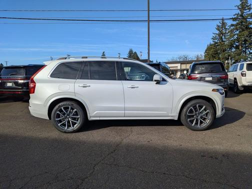 2019 Volvo XC90 T6 Momentum