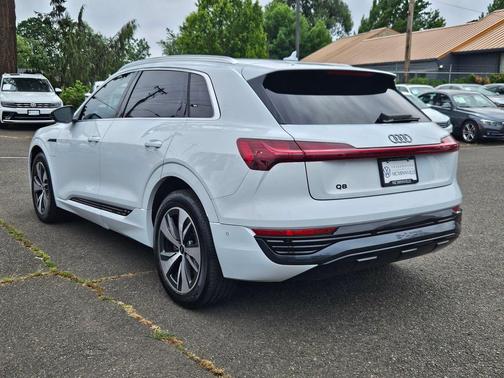 Glacier White Metallic 2024 Audi Q8 e-tron Premium Plus