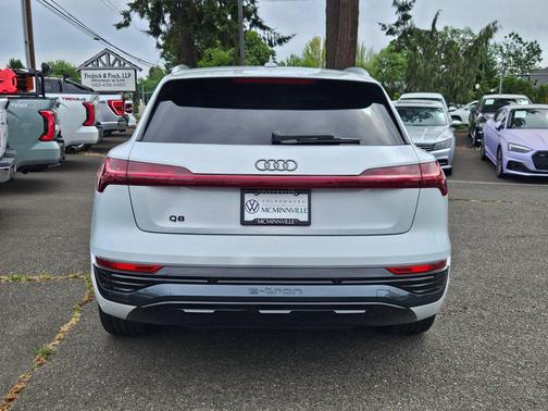 Glacier White Metallic 2024 Audi Q8 e-tron Premium Plus