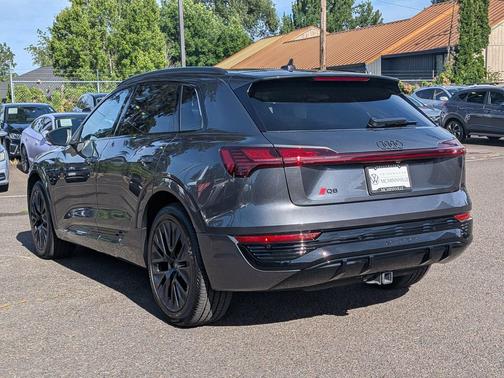 Daytona Gray Pearl Effect 2024 Audi Q8 e-tron Prestige