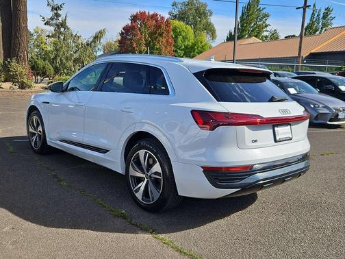 Glacier White Metallic 2024 Audi Q8 e-tron Premium Plus