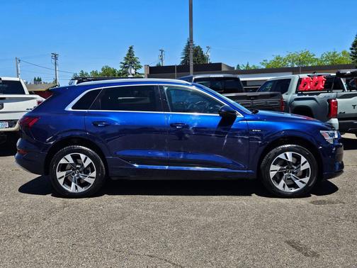Navarra Blue Metallic 2022 Audi e-tron Premium Plus