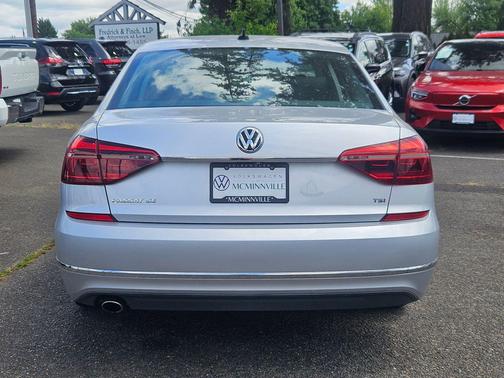 Reflex Silver Metallic 2017 Volkswagen Passat 1.8T SE