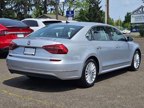 Reflex Silver Metallic 2017 Volkswagen Passat 1.8T SE