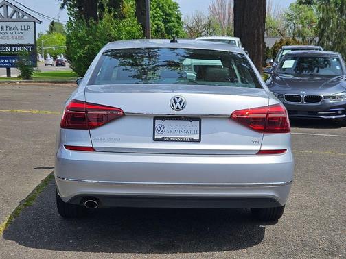 Reflex Silver Metallic 2017 Volkswagen Passat 1.8T SE