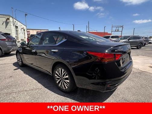 Super Black Clearcoat 2025 Nissan Altima SV