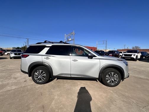 2024 Nissan Pathfinder SV