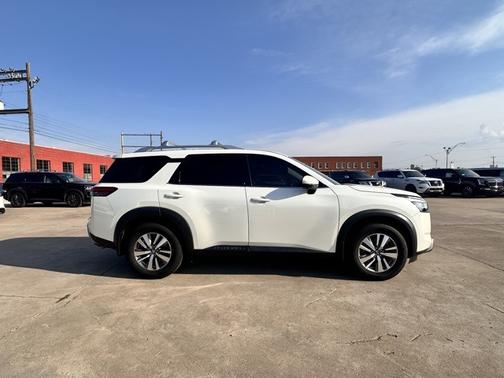 2022 Nissan Pathfinder SL