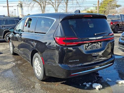 Diamond Black 2026 Chrysler Pacifica Select