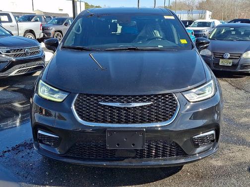 Diamond Black 2026 Chrysler Pacifica Select