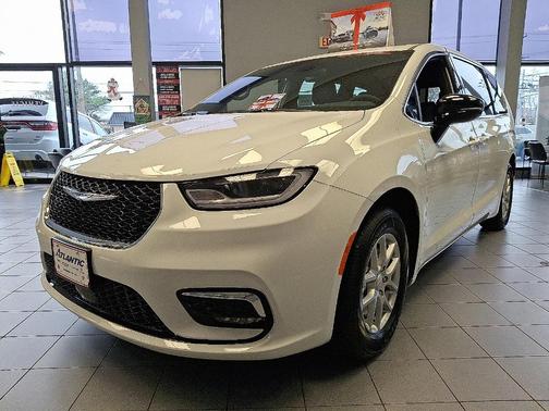 Bright White Clearcoat 2026 Chrysler Pacifica Select