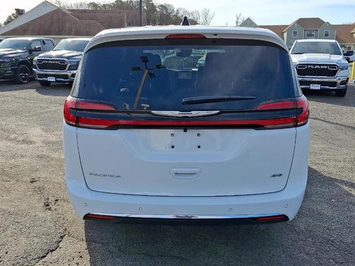 Bright White Clearcoat 2026 Chrysler Pacifica Select
