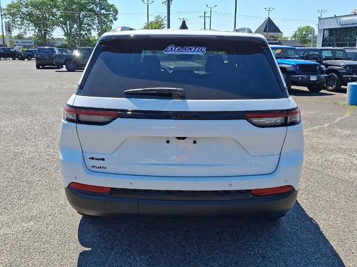 Bright White Clearcoat 2024 Jeep Grand Cherokee Laredo
