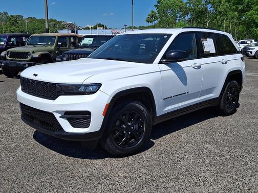 Bright White Clearcoat 2024 Jeep Grand Cherokee Laredo