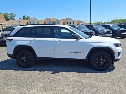Bright White Clearcoat 2024 Jeep Grand Cherokee Laredo