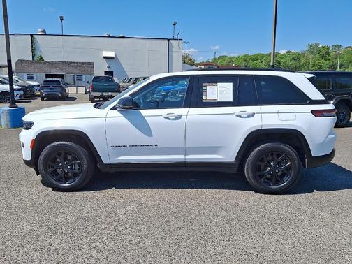 Bright White Clearcoat 2024 Jeep Grand Cherokee Laredo