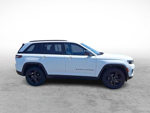 Bright White Clearcoat 2023 Jeep Grand Cherokee Altitude