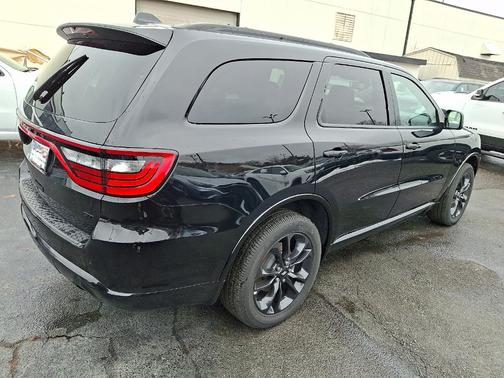 DB Black Crystal Clearcoat 2026 Dodge Durango GT