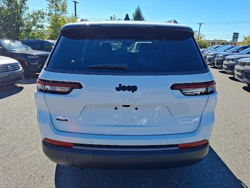 Bright White Clearcoat 2027 Jeep Grand Cherokee L Laredo