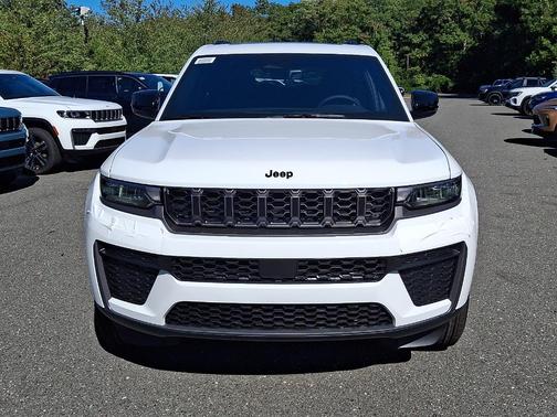 Bright White Clearcoat 2027 Jeep Grand Cherokee L Laredo