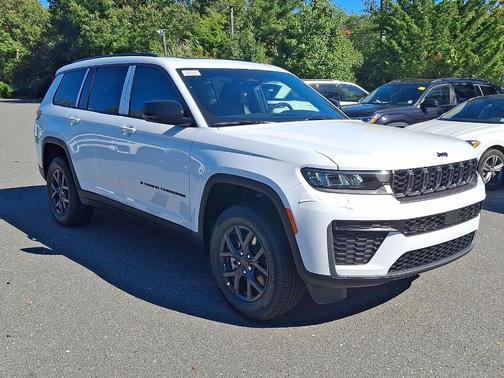 Bright White Clearcoat 2027 Jeep Grand Cherokee L Laredo
