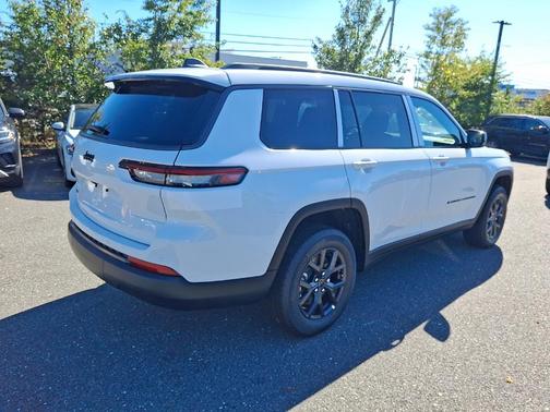 Bright White Clearcoat 2027 Jeep Grand Cherokee L Laredo
