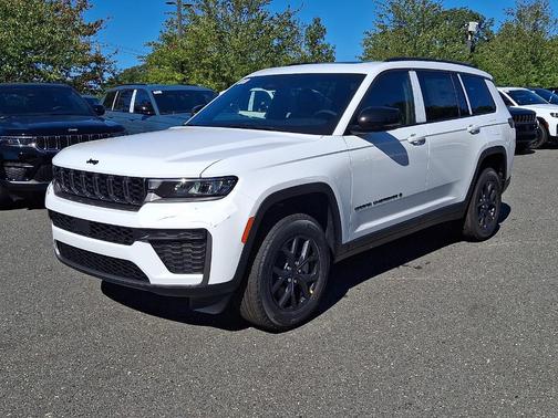 Bright White Clearcoat 2027 Jeep Grand Cherokee L Laredo