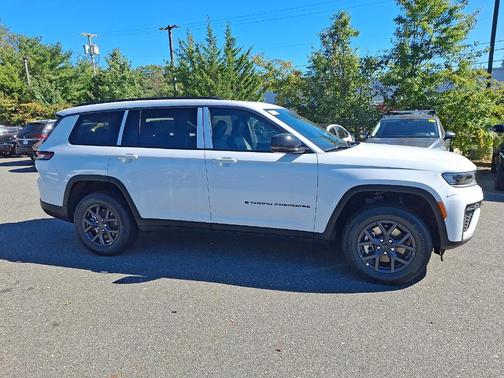 Bright White Clearcoat 2027 Jeep Grand Cherokee L Laredo