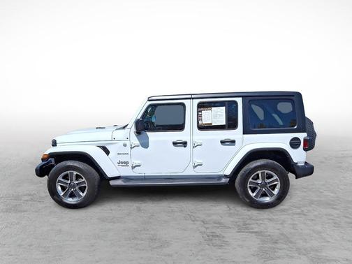 Bright White Clearcoat 2022 Jeep Wrangler Unlimited Sahara