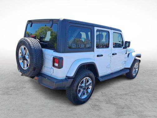 Bright White Clearcoat 2022 Jeep Wrangler Unlimited Sahara