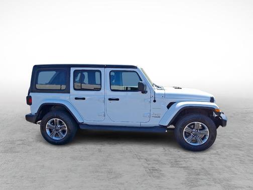 Bright White Clearcoat 2022 Jeep Wrangler Unlimited Sahara