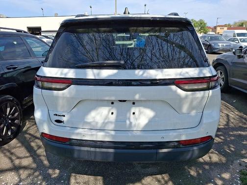 Bright White Clearcoat 2024 Jeep Grand Cherokee Laredo