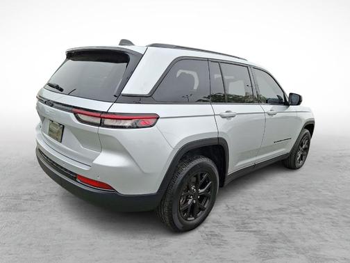 Silver Zynith 2024 Jeep Grand Cherokee Laredo