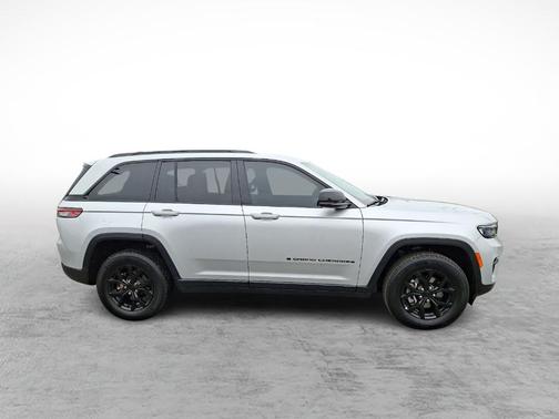 Silver Zynith 2024 Jeep Grand Cherokee Laredo