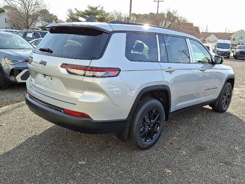 Silver Zynith 2025 Jeep Grand Cherokee L Laredo