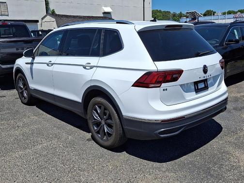 Pure White 2024 Volkswagen Tiguan 2.0T SE