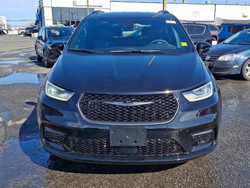 Diamond Black 2026 Chrysler Pacifica Select