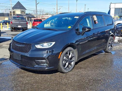 Diamond Black 2026 Chrysler Pacifica Select