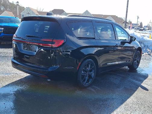 Diamond Black 2026 Chrysler Pacifica Select