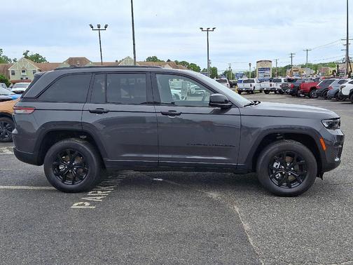 2025 Jeep Grand Cherokee Laredo