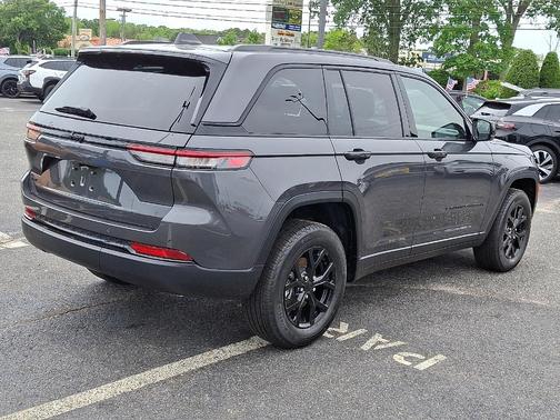 2025 Jeep Grand Cherokee Laredo