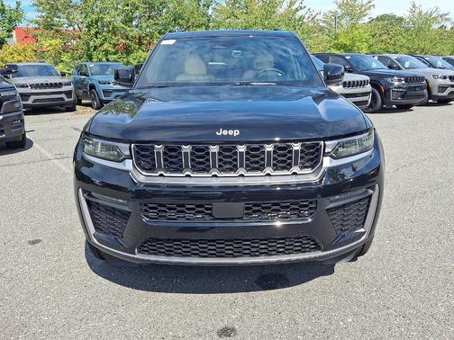 Gloss Black 2027 Jeep Grand Cherokee Limited